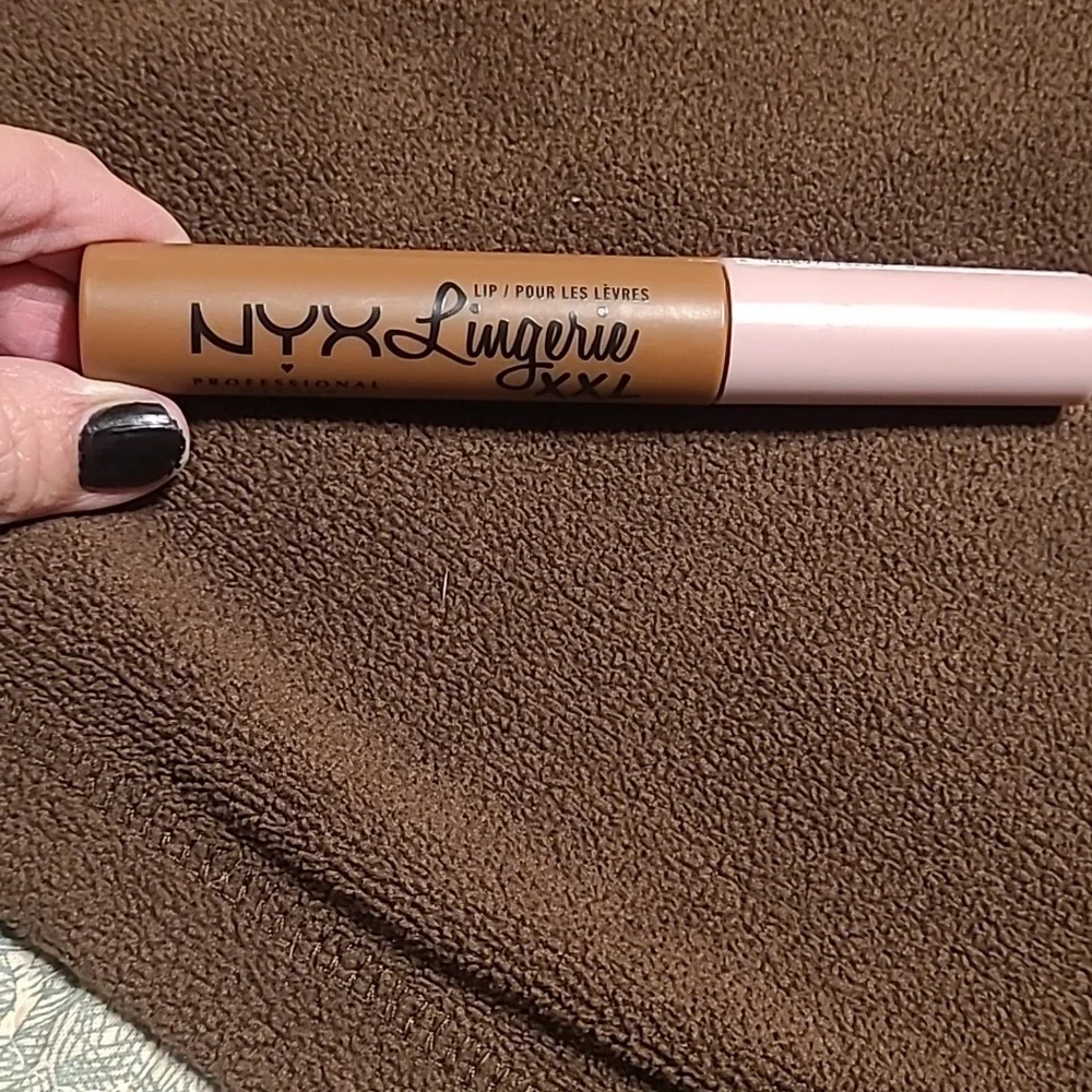 NYX LIP Lingerie XXL Hot Carmelo NWT sealed